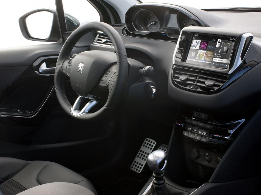  Peugeot 208 3-Door 2012 года  (фото 23 из 31)